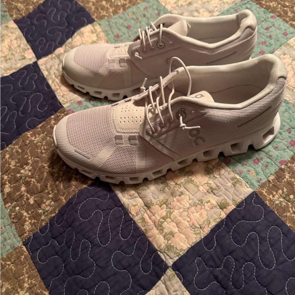 On Running 5 White Athletic Shoes sz 9